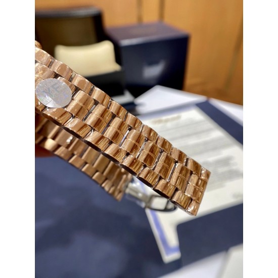 《YF出品》萧邦Happy Diamonds系列在女士腕表当中非常具有标志性,这款腕表拥有36和30毫米的腕表直径,对于大部分女士来说这个尺寸刚刚好。极具标志性的表壳设计搭配银色表盘,盘面上转动的钻石是萧邦Happy Diamonds最大的亮点设计所在。腕表搭载了自动上链机芯,能够为腕表提供42个小时的动力储存。。。YF臻品(2021新鲜上市):萧邦HAPPY DIAMONDS系列274893-5003腕表(精钢-玫瑰金-白色贝壳表盘,7颗彩色活动钻石,2892-2全自动机械,36毫米) 《YF出品》萧邦Happy Diamonds系列在女士腕表当中非常具有标志性,这款腕表拥有36和30毫米的腕表直径,对于大部分女士来说这个尺寸刚刚好。极具标志性的表壳设计搭配银色表盘,盘面上转动的钻石是萧邦Happy Diamonds最大的亮点设计所在。腕表搭载了自动上链机芯,能够为腕表提供42个小时的动力储存。。。YF臻品(2021新鲜上市):萧邦HAPPY DIAMONDS系列274893-5003腕表(精钢-玫瑰金-白色贝壳表盘,7颗彩色活动钻石,2892-2全自动机械,36毫米)