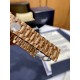 《YF出品》萧邦Happy Diamonds系列在女士腕表当中非常具有标志性,这款腕表拥有36和30毫米的腕表直径,对于大部分女士来说这个尺寸刚刚好。极具标志性的表壳设计搭配银色表盘,盘面上转动的钻石是萧邦Happy Diamonds最大的亮点设计所在。腕表搭载了自动上链机芯,能够为腕表提供42个小时的动力储存。。。YF臻品(2021新鲜上市):萧邦HAPPY DIAMONDS系列274893-5003腕表(精钢-玫瑰金-白色贝壳表盘,7颗彩色活动钻石,2892-2全自动机械,36毫米) 《YF出品》萧邦Happy Diamonds系列在女士腕表当中非常具有标志性,这款腕表拥有36和30毫米的腕表直径,对于大部分女士来说这个尺寸刚刚好。极具标志性的表壳设计搭配银色表盘,盘面上转动的钻石是萧邦Happy Diamonds最大的亮点设计所在。腕表搭载了自动上链机芯,能够为腕表提供42个小时的动力储存。。。YF臻品(2021新鲜上市):萧邦HAPPY DIAMONDS系列274893-5003腕表(精钢-玫瑰金-白色贝壳表盘,7颗彩色活动钻石,2892-2全自动机械,36毫米)