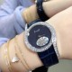 实拍 最新伯爵 限量款 璀璨星夜 Piaget Limelingt Gala腕表腕表以砂金石表盘搭配同款蓝色皮革表带,将璨夜星河定格腕间。以浩瀚苍穹中璀璨渺远的星宿,演绎细腻无穷无尽的爱意!铺镶耀眼美钻 表圈 表耳在伯爵标志性的69型表壳,倍添迷人气质!尺寸:32mm。认准HBBv7商标独家拍摄细节。 实拍 最新伯爵 限量款 璀璨星夜 Piaget Limelingt Gala腕表腕表以砂金石表盘搭配同款蓝色皮革表带,将璨夜星河定格腕间。以浩瀚苍穹中璀璨渺远的星宿,演绎细腻无穷无尽的爱意!铺镶耀眼美钻 表圈 表耳在伯爵标志性的69型表壳,倍添迷人气质!尺寸:32mm。认准HBBv7商标独家拍摄细节。