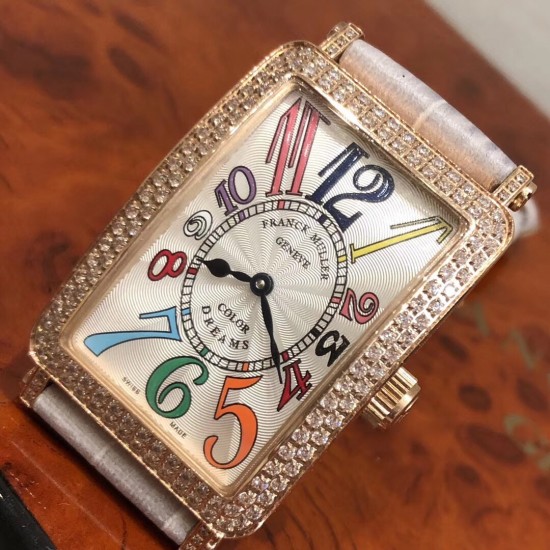 法兰克穆勒 Franck Muller 长岛系列腕表、深受时尚白领及众多明星追捧的顶级品牌,以经典的长方形线条设计呈现、精湛的制表工艺,默默绽放着美丽的光泽。表圈华丽钻石镶嵌,如同精美的王冠,让整款腕表浸润在梦幻清澈的光芒之中。表盘上独特的数字刻度打破常规,流淌着别致的韵律,令人印象深刻。尺寸26mm*45mm*8mm。 法兰克穆勒 Franck Muller 长岛系列腕表、深受时尚白领及众多明星追捧的顶级品牌,以经典的长方形线条设计呈现、精湛的制表工艺,默默绽放着美丽的光泽。表圈华丽钻石镶嵌,如同精美的王冠,让整款腕表浸润在梦幻清澈的光芒之中。表盘上独特的数字刻度打破常规,流淌着别致的韵律,令人印象深刻。尺寸26mm*45mm*8mm。