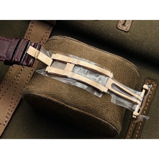 【PFF Factory2021牛年力作】V2升级版 【市场最高品质版本】百达.翡丽Patekphilippe运动系列(鹦鹉螺)5724(霸道总裁)升级版!1⃣️所有功能同正品(10字位动能显示,7字位日历和月相 4字位小秒针),和原装一样的带水平压纹图案,带荧光刻度 !2⃣️直径40毫米,904L精钢镀金,蓝宝石玻璃镜面。3⃣️5722和5724款的外钻为施华洛世奇钻,通透闪亮,气质非凡。在目前技术范畴内尽可能接近原装,此款腕表可以让您驾驭所有场合!PFF匠心之作 欢迎您的品鉴 【PFF Factory2021牛年力作】V2升级版 【市场最高品质版本】百达.翡丽Patekphilippe运动系列(鹦鹉螺)5724(霸道总裁)升级版!1⃣️所有功能同正品(10字位动能显示,7字位日历和月相 4字位小秒针),和原装一样的带水平压纹图案,带荧光刻度 !2⃣️直径40毫米,904L精钢镀金,蓝宝石玻璃镜面。3⃣️5722和5724款的外钻为施华洛世奇钻,通透闪亮,气质非凡。在目前技术范畴内尽可能接近原装,此款腕表可以让您驾驭所有场合!PFF匠心之作 欢迎您的品鉴