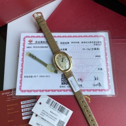 卡地亚浴缸系列卡家又一经典之作浴缸系列。实物拿到手的时候大吃一惊，颜值高 ！椭圆外型的感觉正是典雅欧风浴缸形状，这也太好看了吧！相比蓝气球段位要高出不少一会儿观摩下公价便知主要是因为通体包真金……Baignoire浴缸系列腕表，小号表款，石英机芯。精钢包18K黄金表壳。包18K黄金圆珠形表冠，镶嵌一颗凸圆形蓝宝石。镀银表盘，剑形蓝钢指针，蓝宝石水晶镜面。灰褐色鳄鱼皮表带，包18K黄金针扣式表扣。表壳尺寸：32x26毫米厚度：8毫米防水深度3巴（约30米）生活防水
