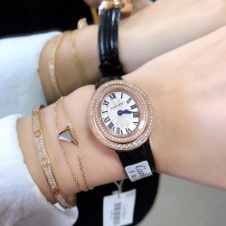 实拍 Cartier HYPNOSE系列腕表卡地亚椭圆双环交叠，演绎卡地亚柔美细腻的标志性风格。腕表灵动深邃，玫瑰金表壳镶嵌明亮式切割圆钻，太阳纹放射效果的表盘与剑形蓝钢指针，搭配鳄鱼皮带   典雅又唯美，再随机配送一条牛皮 30*26mm小号表款，搭配瑞士石英机芯，非常适合女性佩戴。