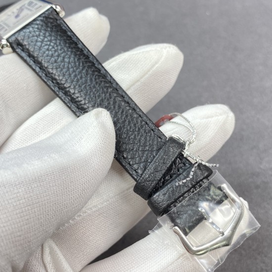 卡地亚坦克TANK MUST de Cartier全系列(中号33.7*25.5mm,小号29.5*22mm)所有配件均可以和原装通用!在这里特别是表冠制作,标志性的表冠周身“面包型”凸点饰珠,立体清晰,便于抓紧调节,。“子弹头”型的表冠顶部晶石,独家采用巴西原矿石,经老友宝石厂经年研发的一体成型+磨光复合机加工,费时费工费料,成本极高!有效的保证了每颗产品外观与正品一致!蓝宝石玻璃镜面,从侧面来看是有折射的,有放大的效果!f1厂倾情出品! 卡地亚坦克TANK MUST de Cartier全系列(中号33.7*25.5mm,小号29.5*22mm)所有配件均可以和原装通用!在这里特别是表冠制作,标志性的表冠周身“面包型”凸点饰珠,立体清晰,便于抓紧调节,。“子弹头”型的表冠顶部晶石,独家采用巴西原矿石,经老友宝石厂经年研发的一体成型+磨光复合机加工,费时费工费料,成本极高!有效的保证了每颗产品外观与正品一致!蓝宝石玻璃镜面,从侧面来看是有折射的,有放大的效果!f1厂倾情出品!
