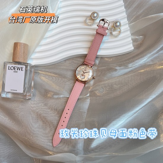 ✨✨IWC万国柏涛菲诺女表 ——昼夜与星辰✨✨,一昼一夜一更替!♥️♥️♥️日月为你转动,把星辰赠予你❤️❤️❤️昼夜显示腕表具有的象征意义,代表着时间的流逝和自然的更迭,日月星辰随时间变化,如太阳随着一天的日出逐渐升起,月亮和星星轮流出现在表盘中,展现腕表的精致和优雅所带有的浪漫色彩,让我们感受到时间的魅力和自然的力量!腕表精致简约,风格百搭,34mm的尺寸更显利落别致,精致美观,也更适合女神的纤细手腕佩戴!内部搭载石英瑞士机芯,蓝宝石玻璃,表带搭配快拆系统! ✨✨IWC万国柏涛菲诺女表 ——昼夜与星辰✨✨,一昼一夜一更替!♥️♥️♥️日月为你转动,把星辰赠予你❤️❤️❤️昼夜显示腕表具有的象征意义,代表着时间的流逝和自然的更迭,日月星辰随时间变化,如太阳随着一天的日出逐渐升起,月亮和星星轮流出现在表盘中,展现腕表的精致和优雅所带有的浪漫色彩,让我们感受到时间的魅力和自然的力量!腕表精致简约,风格百搭,34mm的尺寸更显利落别致,精致美观,也更适合女神的纤细手腕佩戴!内部搭载石英瑞士机芯,蓝宝石玻璃,表带搭配快拆系统!