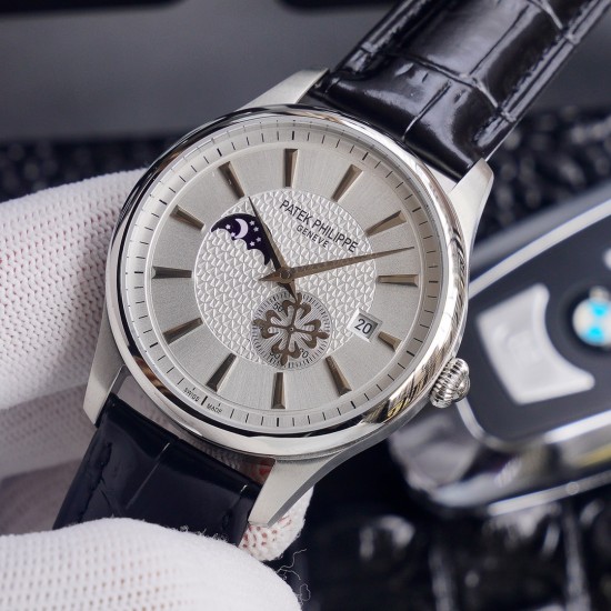 2⃣0⃣2⃣0⃣最新款百达翡丽《Patek Philippe》月[月亮]相[太阳]系列！九字位日月星辰功能，独特的4时位小秒logo，搭载原装进口call8219月相机芯(0返修0售后），蓝宝石玻璃镜面，进口意大利牛皮 ，（可配钢带）尺寸40mm，厚度10mm，三度防水性能，简约商外观，让你感受傲慢绅士气息，完美彰显其百达翡丽腕表的皇家血统，值得全球称赞。⚠️请认准独家品质