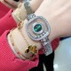 实拍 萧邦新增绿色表盘HAPPY DIAMONDS系列快乐钻腕表 3层蓝宝石玻璃镜面 我们就是自己的神话 原厂瑞士石英机芯 镜面内5颗快乐钻自由转动 活动钻石围绕表盘回旋起舞 制作精巧的表壳玩味透明概念 chopard家标志性的Happy钻石在两片蓝宝石水晶玻璃 形成的空间内自由滑动 充分展现自由和欢快的感觉 表壳顶端与底端各缀有一圈钻石 树叶形指针 较小的同心圆为珍珠母贝质地 呈圆满的球型 两个同心圆环上皆全手工镶有钻石 七颗灵动钻石如悬空漂浮一般 细节见真知。