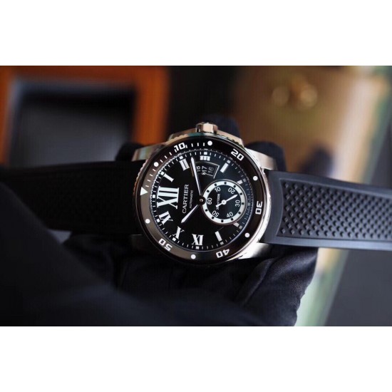 Cartier 卡地亚 卡利博CALIBRE DE CARTIER系列,316精钢表壳,陶瓷夜光圈口,尺寸42mm,搭载全自动机械机芯,进口天然橡胶表带,Super LumiNova夜光涂层三角时标,时尚与运动结合的潜水表硬朗而霸气,彰显气质。 Cartier 卡地亚 卡利博CALIBRE DE CARTIER系列,316精钢表壳,陶瓷夜光圈口,尺寸42mm,搭载全自动机械机芯,进口天然橡胶表带,Super LumiNova夜光涂层三角时标,时尚与运动结合的潜水表硬朗而霸气,彰显气质。