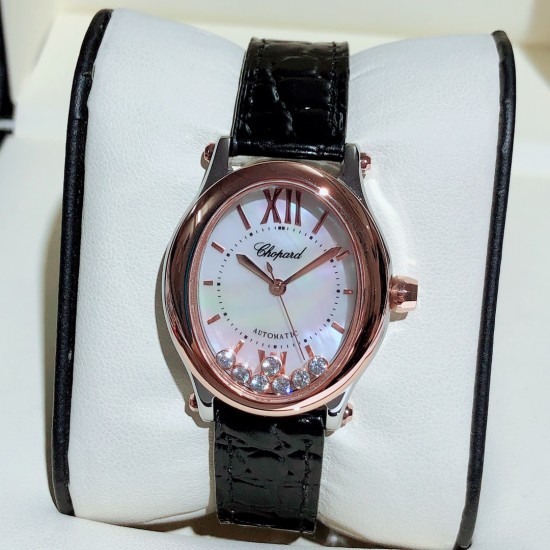 实拍 萧邦-ChopardHappy Sport Oval 石英版本腕表精钢表壳制表工艺与优雅美学风格巧妙结合,以此来展示女性魅力和技术性能。玫瑰金真空电镀材质,既优雅又时尚,以圆润柔美的曲线演绎隽永女性魅力。萧邦对象征永恒的椭圆形展现新颖诠释,打造出一款献给女性的臻礼,许下一个象征快乐的诚挚诺言。Happy Spor欢快嬉戏、自由旋转的水钻珠子在两片蓝宝石水晶之间愉悦轻舞。表壳 约30mm珍珠贝壳彩色表盘搭配光泽亮皮纹表带针扣穿戴C表扣。 实拍 萧邦-ChopardHappy Sport Oval 石英版本腕表精钢表壳制表工艺与优雅美学风格巧妙结合,以此来展示女性魅力和技术性能。玫瑰金真空电镀材质,既优雅又时尚,以圆润柔美的曲线演绎隽永女性魅力。萧邦对象征永恒的椭圆形展现新颖诠释,打造出一款献给女性的臻礼,许下一个象征快乐的诚挚诺言。Happy Spor欢快嬉戏、自由旋转的水钻珠子在两片蓝宝石水晶之间愉悦轻舞。表壳 约30mm珍珠贝壳彩色表盘搭配光泽亮皮纹表带针扣穿戴C表扣。
