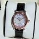 实拍 萧邦-ChopardHappy Sport Oval 石英版本腕表精钢表壳制表工艺与优雅美学风格巧妙结合,以此来展示女性魅力和技术性能。玫瑰金真空电镀材质,既优雅又时尚,以圆润柔美的曲线演绎隽永女性魅力。萧邦对象征永恒的椭圆形展现新颖诠释,打造出一款献给女性的臻礼,许下一个象征快乐的诚挚诺言。Happy Spor欢快嬉戏、自由旋转的水钻珠子在两片蓝宝石水晶之间愉悦轻舞。表壳 约30mm珍珠贝壳彩色表盘搭配光泽亮皮纹表带针扣穿戴C表扣。 实拍 萧邦-ChopardHappy Sport Oval 石英版本腕表精钢表壳制表工艺与优雅美学风格巧妙结合,以此来展示女性魅力和技术性能。玫瑰金真空电镀材质,既优雅又时尚,以圆润柔美的曲线演绎隽永女性魅力。萧邦对象征永恒的椭圆形展现新颖诠释,打造出一款献给女性的臻礼,许下一个象征快乐的诚挚诺言。Happy Spor欢快嬉戏、自由旋转的水钻珠子在两片蓝宝石水晶之间愉悦轻舞。表壳 约30mm珍珠贝壳彩色表盘搭配光泽亮皮纹表带针扣穿戴C表扣。