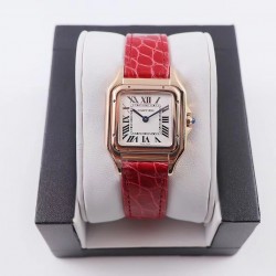 实拍 8848F Panthre de Cartier 卡地亚猎豹手表，华丽而不羁，是Panthre de Cartier猎豹所传达的美学风格。它线条流畅，魅惑动人，柔软服帖于腕间，宛若在肌肤上翩翩起舞。独特的造型彰显成熟优雅、自信动人的女性形象。表壳一体成型，搭配正品使用原装瑞士石英机芯，316L精钢壳套，镶嵌钻石 把头镶嵌一颗合成蓝色尖晶石，镀银表盘，剑形蓝钢指针，100%三度防水，尺寸：27 x 37毫米，22*30毫米，二个尺寸。每块表都有独立的机身编号。