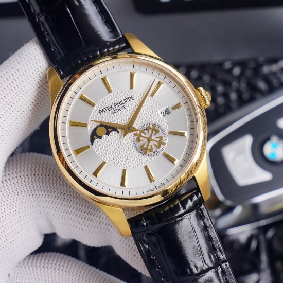2⃣0⃣2⃣0⃣最新款百达翡丽《Patek Philippe》月[月亮]相[太阳]系列！九字位日月星辰功能，独特的4时位小秒logo，搭载原装进口call8219月相机芯(0返修0售后），蓝宝石玻璃镜面，进口意大利牛皮 ，（可配钢带）尺寸40mm，厚度10mm，三度防水性能，简约商外观，让你感受傲慢绅士气息，完美彰显其百达翡丽腕表的皇家血统，值得全球称赞。⚠️请认准独家品质