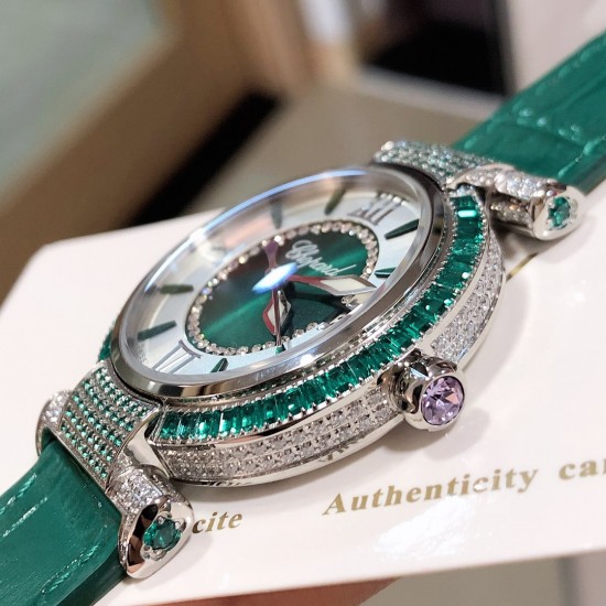实拍 萧邦 CHOPARD IMPERIALE 系列腕表。独特风格带您走进一个新阶段并且成功塑造了崇尚自我表达和与众不同的生活化概念,316精钢材质,此表款全手工镶嵌施华洛世奇水晶钻,成为了美式奢侈生活风格的代表!进口石英机芯以及精细做工,佩戴贴手舒适,设计风格简约明朗。充满奢华璀璨的气息,光彩夺人、让你瞬间提升华丽的气质 ! 实拍 萧邦 CHOPARD IMPERIALE 系列腕表。独特风格带您走进一个新阶段并且成功塑造了崇尚自我表达和与众不同的生活化概念,316精钢材质,此表款全手工镶嵌施华洛世奇水晶钻,成为了美式奢侈生活风格的代表!进口石英机芯以及精细做工,佩戴贴手舒适,设计风格简约明朗。充满奢华璀璨的气息,光彩夺人、让你瞬间提升华丽的气质 !