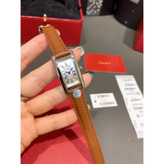卡地亚-美国坦克-Cartier Tank Amricaine腕表,小号表款,三码合一。采用蓝宝水石晶镜面,瑞士石英机芯。原版开模,精钢表壳,八角形表冠,镶嵌一颗合成蓝色尖晶石,镀银表盘,剑形蓝钢指针,搭配原装光面折叠表扣,采用进口多色小牛皮。腕大表器优雅,深行受家青睐。表壳尺寸:34.80 x 19.00毫米。 卡地亚-美国坦克-Cartier Tank Amricaine腕表,小号表款,三码合一。采用蓝宝水石晶镜面,瑞士石英机芯。原版开模,精钢表壳,八角形表冠,镶嵌一颗合成蓝色尖晶石,镀银表盘,剑形蓝钢指针,搭配原装光面折叠表扣,采用进口多色小牛皮。腕大表器优雅,深行受家青睐。表壳尺寸:34.80 x 19.00毫米。