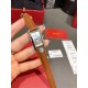 卡地亚-美国坦克-Cartier Tank Amricaine腕表,小号表款,三码合一。采用蓝宝水石晶镜面,瑞士石英机芯。原版开模,精钢表壳,八角形表冠,镶嵌一颗合成蓝色尖晶石,镀银表盘,剑形蓝钢指针,搭配原装光面折叠表扣,采用进口多色小牛皮。腕大表器优雅,深行受家青睐。表壳尺寸:34.80 x 19.00毫米。 卡地亚-美国坦克-Cartier Tank Amricaine腕表,小号表款,三码合一。采用蓝宝水石晶镜面,瑞士石英机芯。原版开模,精钢表壳,八角形表冠,镶嵌一颗合成蓝色尖晶石,镀银表盘,剑形蓝钢指针,搭配原装光面折叠表扣,采用进口多色小牛皮。腕大表器优雅,深行受家青睐。表壳尺寸:34.80 x 19.00毫米。