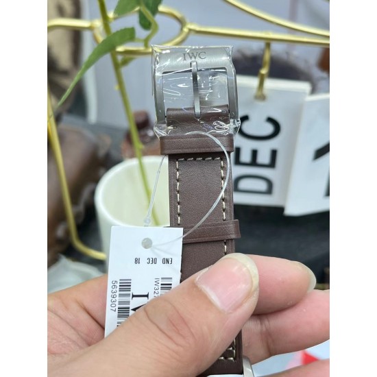 IWC 万国 钛灰 马克系列，日本全自动机械腕表，现震撼来袭，越带越有质感，尺寸39mm！棕色意大利小牛皮表带！