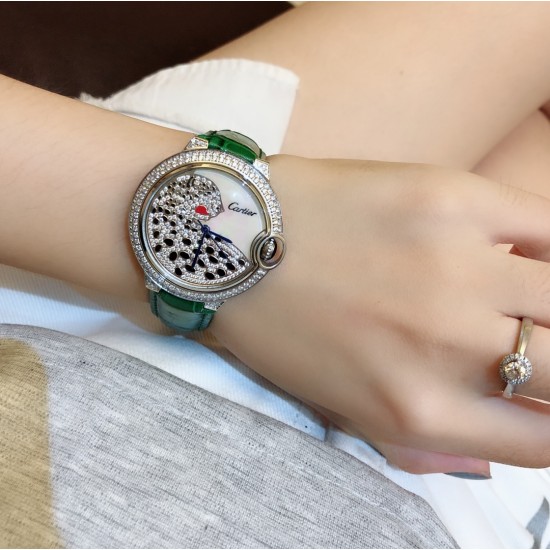卡地亚 Cartier Ballon Bleu 蓝气球豹子系列腕表。316L精钢材质,瑞士石英机芯,瑰丽的腕表上搭配方形并缀有阳光放射纹的表盘,饰以密镶满钻的猎豹造型,豹脸的上方闪耀着电气石眼睛、黑漆斑纹以及时间显示因应移动上盖而显现或隐藏,如气球般轻盈、如蓝宝石般湛蓝,百搭典雅、奢华极致你值得拥有!!尺寸36mm*12mm。 卡地亚 Cartier Ballon Bleu 蓝气球豹子系列腕表。316L精钢材质,瑞士石英机芯,瑰丽的腕表上搭配方形并缀有阳光放射纹的表盘,饰以密镶满钻的猎豹造型,豹脸的上方闪耀着电气石眼睛、黑漆斑纹以及时间显示因应移动上盖而显现或隐藏,如气球般轻盈、如蓝宝石般湛蓝,百搭典雅、奢华极致你值得拥有!!尺寸36mm*12mm。