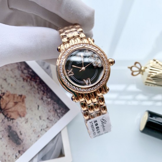 萧邦 Chopard Happy Diamonds 走珠系列腕表。巧妙运用其经典元素，发挥传奇般的大胆创意，展现浓厚的现代气息。天然珍珠贝母表盘搭配罗马、条钉刻度，采用双层玻璃镜面使钻石在表盘悬空游走，进口石英机芯，气质优雅之选，让你举手投足间优雅从容。尺寸32mm*35mm*10mm️