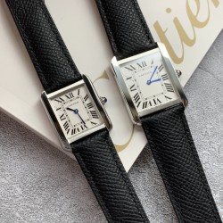 实拍【精品升级版】卡地亚超薄坦克Cartier Tank Solo系列，一款百搭性价比又高的手表 进口瑞士石英机芯，圆珠形表冠，镶嵌一颗凸圆形合成尖晶石，镀银珠光表盘，罗马数字时标，剑形蓝钢指针，蓝宝石水晶镜面，搭配进口牛皮表带，多颜色可搭配。直径：小号2431mm,中号2734mm。佩戴舒适柔软服帖，上手显得高贵又典雅，很气质很女人独家货源。