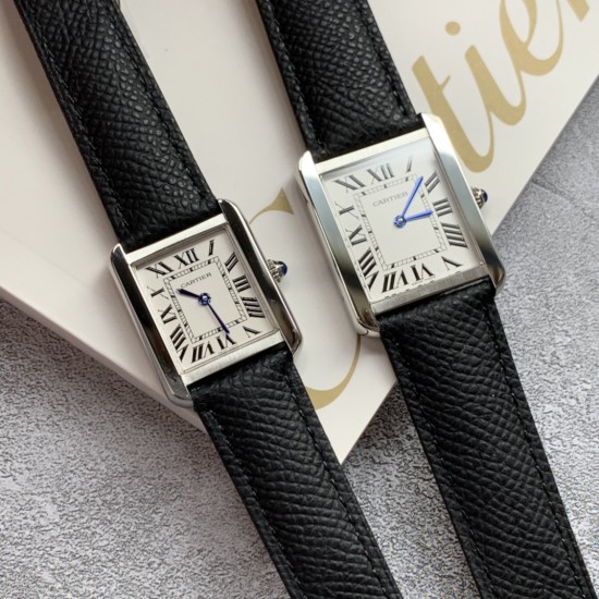 实拍【精品升级版】卡地亚超薄坦克Cartier Tank Solo系列,一款百搭性价比又高的手表 进口瑞士石英机芯,圆珠形表冠,镶嵌一颗凸圆形合成尖晶石,镀银珠光表盘,罗马数字时标,剑形蓝钢指针,蓝宝石水晶镜面,搭配进口牛皮表带,多颜色可搭配。直径:小号2431mm,中号2734mm。佩戴舒适柔软服帖,上手显得高贵又典雅,很气质很女人独家货源。 实拍【精品升级版】卡地亚超薄坦克Cartier Tank Solo系列,一款百搭性价比又高的手表 进口瑞士石英机芯,圆珠形表冠,镶嵌一颗凸圆形合成尖晶石,镀银珠光表盘,罗马数字时标,剑形蓝钢指针,蓝宝石水晶镜面,搭配进口牛皮表带,多颜色可搭配。直径:小号2431mm,中号2734mm。佩戴舒适柔软服帖,上手显得高贵又典雅,很气质很女人独家货源。