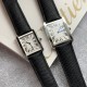 实拍【精品升级版】卡地亚超薄坦克Cartier Tank Solo系列,一款百搭性价比又高的手表 进口瑞士石英机芯,圆珠形表冠,镶嵌一颗凸圆形合成尖晶石,镀银珠光表盘,罗马数字时标,剑形蓝钢指针,蓝宝石水晶镜面,搭配进口牛皮表带,多颜色可搭配。直径:小号2431mm,中号2734mm。佩戴舒适柔软服帖,上手显得高贵又典雅,很气质很女人独家货源。 实拍【精品升级版】卡地亚超薄坦克Cartier Tank Solo系列,一款百搭性价比又高的手表 进口瑞士石英机芯,圆珠形表冠,镶嵌一颗凸圆形合成尖晶石,镀银珠光表盘,罗马数字时标,剑形蓝钢指针,蓝宝石水晶镜面,搭配进口牛皮表带,多颜色可搭配。直径:小号2431mm,中号2734mm。佩戴舒适柔软服帖,上手显得高贵又典雅,很气质很女人独家货源。