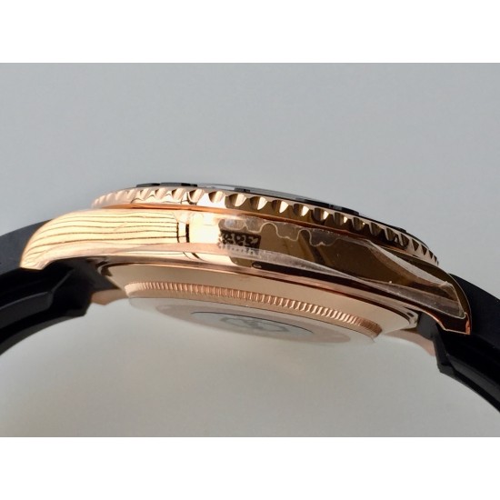 【APEX出品】劳力士YACHT-MASTER"116655"(YM金游艇)系列,40mm直径,表壳四个耳底钢印和正品一模一样表针的中轴相当出色,就连中轴处的铆钉都做得很乱真,搭配2824自动机械机芯,走时精准。镜面抛光双凹曲线面蓝宝石镜面,纯水刀切割,原版对应打磨拉丝处理,圈口一体成型(非蚀刻)铂金电镀刻度色泽均匀永不褪色,冰蓝色超亮夜光,圈口夜光珠镜面为双卜蓝宝石玻璃。原装表扣,扣内侧抛光腐蚀工艺钢印!APEX之作,致敬原版,挑战更好! 【APEX出品】劳力士YACHT-MASTER"116655"(YM金游艇)系列,40mm直径,表壳四个耳底钢印和正品一模一样表针的中轴相当出色,就连中轴处的铆钉都做得很乱真,搭配2824自动机械机芯,走时精准。镜面抛光双凹曲线面蓝宝石镜面,纯水刀切割,原版对应打磨拉丝处理,圈口一体成型(非蚀刻)铂金电镀刻度色泽均匀永不褪色,冰蓝色超亮夜光,圈口夜光珠镜面为双卜蓝宝石玻璃。原装表扣,扣内侧抛光腐蚀工艺钢印!APEX之作,致敬原版,挑战更好!