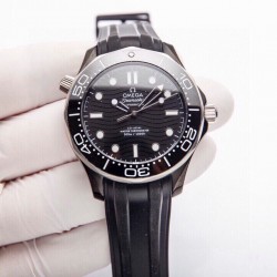OMEGA 欧米茄 墨黑陶瓷系列300米潜水腕表全网独家品质。【机芯】搭载以全新日本原装进口西铁城全自动机械机芯！【玻璃】高清双卜蓝宝石玻璃【陶瓷圈】采用进口陶瓷圈搭配12点蓝宝石月光珠(美观/高级)【指针】Super-LumiNova夜光涂层，蓝绿双色夜光，分针绿色夜光显示配合表圈绿色夜光点用于潜水氧气倒计时【陀片】对应原版8806金属陀片【字面】对应专柜海马300瓷面工艺【表壳】采用316L精钢表壳，搭载同级唯一陶瓷原装单向旋转计时圈口。表壳侧面泄压阀跟原装一致。表径42mm！