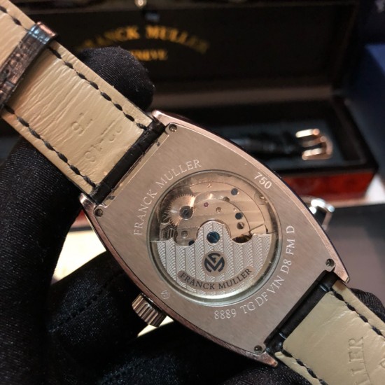 【独家实拍 法兰克穆勒-Franck muller 男士腕表 】法兰克穆勒 FM全新升级版 酒桶满天星,8880 CC AT 飞轮系列 ,独具一格匠心之作,精工雕刻镶嵌数字飞轮表盘,正明珠自动上链机械机芯 原装1:1 功能 暗喻不拘一格的独立型格,耐磨蓝光水晶镜面 304L精钢镶钻外壳 经过多道工序制作而成,不惜代价还原正品! 复古摩登与现代张扬兼具,佩戴于腕间,彰显独特品味! 【独家实拍 法兰克穆勒-Franck muller 男士腕表 】法兰克穆勒 FM全新升级版 酒桶满天星,8880 CC AT 飞轮系列 ,独具一格匠心之作,精工雕刻镶嵌数字飞轮表盘,正明珠自动上链机械机芯 原装1:1 功能 暗喻不拘一格的独立型格,耐磨蓝光水晶镜面 304L精钢镶钻外壳 经过多道工序制作而成,不惜代价还原正品! 复古摩登与现代张扬兼具,佩戴于腕间,彰显独特品味!