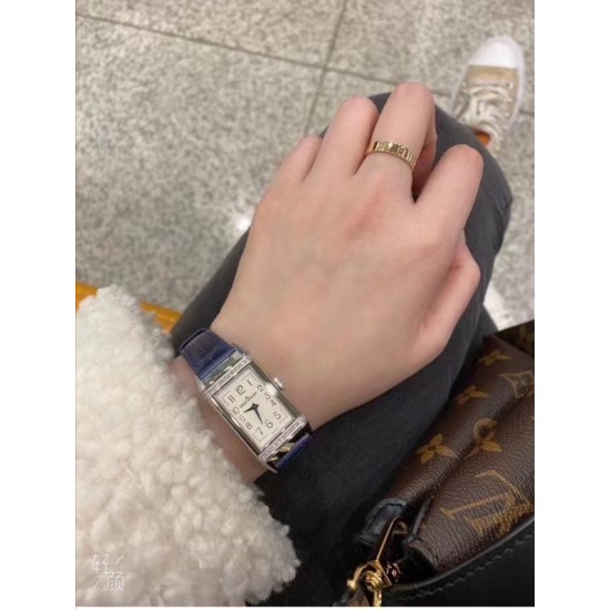 实拍 调美价 积家Jaeger Revers one一号翻转腕表 !翻转真的是好看到爆炸积家翻转系列3288420 !低调有历史底蕴!尺寸40.1*20独具一格,进口朗达机芯稳定持久,烧钢蓝指针芳泽无加,午夜蓝色的小牛皮如精灵般俏皮可爱 ,加上原装表扣独特100%的还原度。优雅的气质,精致的翻转结构,精美的做工,腕间璀璨美钻照亮倾心时刻,会让佩戴者赏心悦目,爱不释手。2020大旱望云,愿所有的美好都能如期而至。认准实拍细节!小红书爆款推荐!鳄鱼皮 实拍 调美价 积家Jaeger Revers one一号翻转腕表 !翻转真的是好看到爆炸积家翻转系列3288420 !低调有历史底蕴!尺寸40.1*20独具一格,进口朗达机芯稳定持久,烧钢蓝指针芳泽无加,午夜蓝色的小牛皮如精灵般俏皮可爱 ,加上原装表扣独特100%的还原度。优雅的气质,精致的翻转结构,精美的做工,腕间璀璨美钻照亮倾心时刻,会让佩戴者赏心悦目,爱不释手。2020大旱望云,愿所有的美好都能如期而至。认准实拍细节!小红书爆款推荐!鳄鱼皮