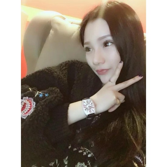 法穆兰 Franck Muller 是深受时尚白领及众多明星追捧的顶级腕表品牌,法兰克穆勒的标志性特征是其酒桶型表壳和夸张的弧度设计,同时也拥有精湛的制表工艺,法兰克穆勒手表凝聚了无限心血、承载了无尽情感,是鉴赏家眼中出类拔萃、独一无二的完美杰作。尺寸32mm*45mm*12mm。 法穆兰 Franck Muller 是深受时尚白领及众多明星追捧的顶级腕表品牌,法兰克穆勒的标志性特征是其酒桶型表壳和夸张的弧度设计,同时也拥有精湛的制表工艺,法兰克穆勒手表凝聚了无限心血、承载了无尽情感,是鉴赏家眼中出类拔萃、独一无二的完美杰作。尺寸32mm*45mm*12mm。