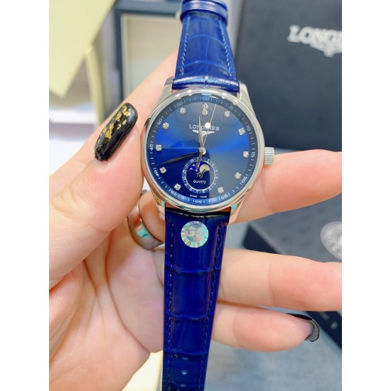 【赵丽颖同款】Longines浪琴 名匠系列女士腕表。全新浪琴名匠月相腕表系列。 诠释女性高贵典雅。精钢表壳直径:34毫米尺寸。官方一致6字位月相1-31日期显示功能。进口石英机芯。三码合一。采用进口头层牛皮、原装蝴蝶扣。珍珠母贝表盘在女表中是运用较多的元素,浪琴为其搭配了12颗钻石时标,将女性魅力发挥到极致。盘面6点钟位置的小表盘显示月相和日期,兼顾实用性和浪漫感,精巧别致。字表盘扫描打版,颜色、“麦粒”格纹深浅、内影字体大小粗细与正品完全一致。 【赵丽颖同款】Longines浪琴 名匠系列女士腕表。全新浪琴名匠月相腕表系列。 诠释女性高贵典雅。精钢表壳直径:34毫米尺寸。官方一致6字位月相1-31日期显示功能。进口石英机芯。三码合一。采用进口头层牛皮、原装蝴蝶扣。珍珠母贝表盘在女表中是运用较多的元素,浪琴为其搭配了12颗钻石时标,将女性魅力发挥到极致。盘面6点钟位置的小表盘显示月相和日期,兼顾实用性和浪漫感,精巧别致。字表盘扫描打版,颜色、“麦粒”格纹深浅、内影字体大小粗细与正品完全一致。