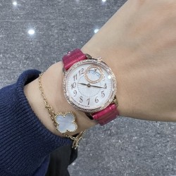 快拆鳄鱼皮新品江诗丹顿携手殷亦晴 优雅演绎 Egrie伊灵女神系列再添新作！沉淀时光雅韵流转日夜芳华。以中国传统服饰元素为灵感，致敬经典华服设计，专为中国女性品位鉴赏家打造。表冠上饰有象征沉稳与静谧的弧形切割月光石，闪耀钻石的偏心式圆形表盘以梦幻般的方式展示时间，直径30毫米，典雅奢华专为女性鉴赏家倾心打造。搭配瑞士进口正品1207eta机芯，这个机芯是江诗丹顿的核心机芯。此款 Eqerie 伊灵女神系列中国限量款腕表限量 150枚，每一枚均拥有独立编号，仅在中国大陆发售