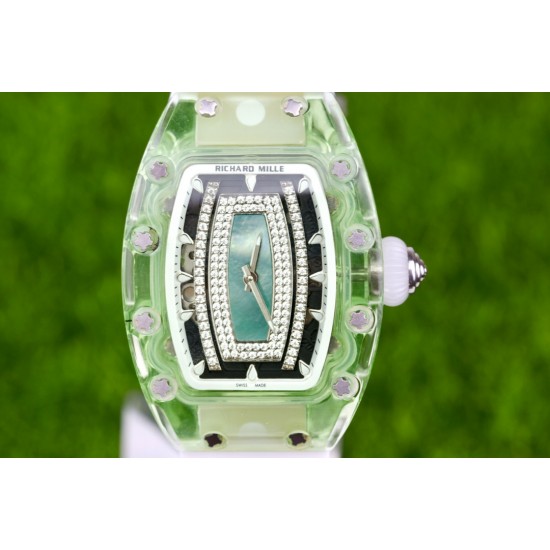 实拍 理查德•米勒清凉夏日最新款RichardMille RM 07-02✨酒桶形表壳由整块绿色由有机玻璃打造而成,配用原装西铁城全自动机芯,顶级橡树表带。尺寸为46mmx32mmx14mm。表壳加工无论从工程还是技术角度都堪称挑战,没有丝毫容错空间。女装腕表以著名的鸡尾酒及其蕴含的精神思潮为灵感。 实拍 理查德•米勒清凉夏日最新款RichardMille RM 07-02✨酒桶形表壳由整块绿色由有机玻璃打造而成,配用原装西铁城全自动机芯,顶级橡树表带。尺寸为46mmx32mmx14mm。表壳加工无论从工程还是技术角度都堪称挑战,没有丝毫容错空间。女装腕表以著名的鸡尾酒及其蕴含的精神思潮为灵感。