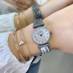 实拍 LONGINES【浪琴】新款女士腕表小巧精致，以钻石装饰、搭配色彩鲜明鳄鱼皮表带，优雅藏在细节里，时尚高雅的来凸显个人风格，优雅地停留在手腕，纯钢表壳，瑞士机芯，蓝宝石镜面，