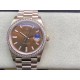 ROLEX 劳力士 星期日志型40mm终极版 搭载原版3255自动机械机芯228239系列腕表,40mm直径,研发耗时16个月!原版1比1开模。重点升级了以下几个要点:1.表壳直径与最新版3255型系列一致40毫米。2.表带头粒与原装一致,5件拼装,难度非常高,表带与表壳交错型无缝连结。3.把头皇冠处下方修改为与原版一致的两个圆点。4.表扣与原版一致里面加装了弹簧,字体大小工艺和原装一致。5.表壳侧面与原版一致增加二维码防伪。6.表壳与表带连接处的壳身刻有与原版一致的型号数字228239。 ROLEX 劳力士 星期日志型40mm终极版 搭载原版3255自动机械机芯228239系列腕表,40mm直径,研发耗时16个月!原版1比1开模。重点升级了以下几个要点:1.表壳直径与最新版3255型系列一致40毫米。2.表带头粒与原装一致,5件拼装,难度非常高,表带与表壳交错型无缝连结。3.把头皇冠处下方修改为与原版一致的两个圆点。4.表扣与原版一致里面加装了弹簧,字体大小工艺和原装一致。5.表壳侧面与原版一致增加二维码防伪。6.表壳与表带连接处的壳身刻有与原版一致的型号数字228239。