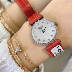 实拍 LONGINES【浪琴】新款女士腕表小巧精致，以钻石装饰、搭配色彩鲜明鳄鱼皮表带，优雅藏在细节里，时尚高雅的来凸显个人风格，优雅地停留在手腕，纯钢表壳，瑞士机芯，蓝宝石镜面，