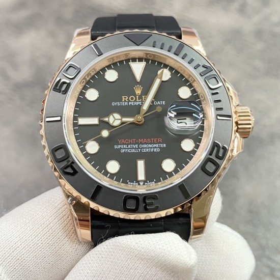 【出货实拍】ROLEX 劳力士 YACHT MASTER 游艇名仕型 116655 运动男表 精钢镀厚玫瑰金表壳 陶瓷表圈 可双向转动 旋入式表冠 蓝宝石镜面有日历放大镜6点位镭射皇冠防伪 橡胶表带 表带侧面有OYSTERFLEX字样雕刻 表带背面有导汗槽 Glidelock折叠保险表扣 40mm n厂出品 2836机芯!出货实拍 【出货实拍】ROLEX 劳力士 YACHT MASTER 游艇名仕型 116655 运动男表 精钢镀厚玫瑰金表壳 陶瓷表圈 可双向转动 旋入式表冠 蓝宝石镜面有日历放大镜6点位镭射皇冠防伪 橡胶表带 表带侧面有OYSTERFLEX字样雕刻 表带背面有导汗槽 Glidelock折叠保险表扣 40mm n厂出品 2836机芯!出货实拍