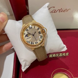 卡地亚蓝气球斑鸠灰荔枝纹皮 限量订制色系到货 灰色一直是时尚界的宠儿 热门色暖暖的浅色调 神仙颜色 好品味的象征！荔枝纹皮饱和度恰到好处，细腻的羊皮戴上手超级柔软舒适关键是超显高档 卡地亚蓝气球黄金豹子镶钻面 奢华贵气十足 实物超美 瑞士石英尺寸36mm 认准独家色系 力荐入手！