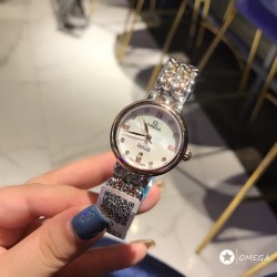 欧米茄 OMEGA 精品女神水滴系列腕表。316L精钢材质，进口石英机芯，原装折叠扣，精致唯美的设计，让您的美丽无处不在，也将华丽与经典融合，创造出惊艳巨作，表盘清新淡雅，色彩的格调将华丽装点腕间，悦享浪漫之感。尺寸28mm。