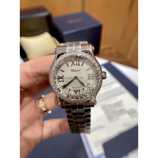 《YF出品》萧邦Happy Diamonds系列在女士腕表当中非常具有标志性,这款腕表拥有36和30毫米的腕表直径,对于大部分女士来说这个尺寸刚刚好。极具标志性的表壳设计搭配银色表盘,盘面上转动的钻石是萧邦Happy Diamonds最大的亮点设计所在。腕表搭载了自动上链机芯,能够为腕表提供42个小时的动力储存。。。YF臻品(2021新鲜上市):萧邦HAPPY DIAMONDS系列274893-5003腕表(精钢-玫瑰金-白色贝壳表盘,7颗彩色活动钻石,2892-2全自动机械,36毫米) 《YF出品》萧邦Happy Diamonds系列在女士腕表当中非常具有标志性,这款腕表拥有36和30毫米的腕表直径,对于大部分女士来说这个尺寸刚刚好。极具标志性的表壳设计搭配银色表盘,盘面上转动的钻石是萧邦Happy Diamonds最大的亮点设计所在。腕表搭载了自动上链机芯,能够为腕表提供42个小时的动力储存。。。YF臻品(2021新鲜上市):萧邦HAPPY DIAMONDS系列274893-5003腕表(精钢-玫瑰金-白色贝壳表盘,7颗彩色活动钻石,2892-2全自动机械,36毫米)
