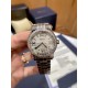 《YF出品》萧邦Happy Diamonds系列在女士腕表当中非常具有标志性,这款腕表拥有36和30毫米的腕表直径,对于大部分女士来说这个尺寸刚刚好。极具标志性的表壳设计搭配银色表盘,盘面上转动的钻石是萧邦Happy Diamonds最大的亮点设计所在。腕表搭载了自动上链机芯,能够为腕表提供42个小时的动力储存。。。YF臻品(2021新鲜上市):萧邦HAPPY DIAMONDS系列274893-5003腕表(精钢-玫瑰金-白色贝壳表盘,7颗彩色活动钻石,2892-2全自动机械,36毫米) 《YF出品》萧邦Happy Diamonds系列在女士腕表当中非常具有标志性,这款腕表拥有36和30毫米的腕表直径,对于大部分女士来说这个尺寸刚刚好。极具标志性的表壳设计搭配银色表盘,盘面上转动的钻石是萧邦Happy Diamonds最大的亮点设计所在。腕表搭载了自动上链机芯,能够为腕表提供42个小时的动力储存。。。YF臻品(2021新鲜上市):萧邦HAPPY DIAMONDS系列274893-5003腕表(精钢-玫瑰金-白色贝壳表盘,7颗彩色活动钻石,2892-2全自动机械,36毫米)