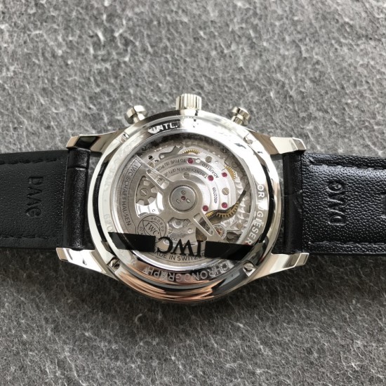 ZF扛鼎新作——IWC万国表葡萄牙系列IW371605腕表(2019年大改款葡计) 【精彩细节】1.精致背透,机芯可一览无余2.新版表扣设计更加舒适精妙3.定制版CAL.69355机芯,无理由实现原装所有功能【表壳】腕表尺寸41mmX13mm1.ZF早已烂熟于胸的万国打磨技艺,实力演绎IWC的原汁原味2.前后两片蓝宝石水晶玻璃,通透无比3.比例和版型经过多次校正,做到与正品一致贴合手腕清新俊逸 品貌非凡ZF出品 必属精品 ZF扛鼎新作——IWC万国表葡萄牙系列IW371605腕表(2019年大改款葡计) 【精彩细节】1.精致背透,机芯可一览无余2.新版表扣设计更加舒适精妙3.定制版CAL.69355机芯,无理由实现原装所有功能【表壳】腕表尺寸41mmX13mm1.ZF早已烂熟于胸的万国打磨技艺,实力演绎IWC的原汁原味2.前后两片蓝宝石水晶玻璃,通透无比3.比例和版型经过多次校正,做到与正品一致贴合手腕清新俊逸 品貌非凡ZF出品 必属精品