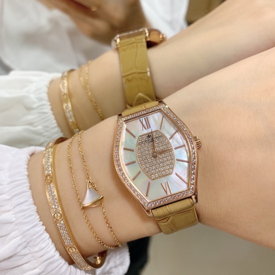 实拍 江诗丹顿-Vacheron Constantin 作为世界上历史悠久的钟表制造商从未停止生产,秉承悉力以赴,精益求精的品牌座右铭,其中有一款-Malte系列25530/000R-9742,经典酒桶型婉表,防磨水晶镜面,内部经反光处理,配置瑞士原装石英机芯,尺寸28.40*38.67毫米,厚度7.28毫米。表壳电镀18K白金/玫瑰金,表带有布绢带,牛皮带两种选择,针扣配带.市面最高版本,你值得拥有! 实拍 江诗丹顿-Vacheron Constantin 作为世界上历史悠久的钟表制造商从未停止生产,秉承悉力以赴,精益求精的品牌座右铭,其中有一款-Malte系列25530/000R-9742,经典酒桶型婉表,防磨水晶镜面,内部经反光处理,配置瑞士原装石英机芯,尺寸28.40*38.67毫米,厚度7.28毫米。表壳电镀18K白金/玫瑰金,表带有布绢带,牛皮带两种选择,针扣配带.市面最高版本,你值得拥有!
