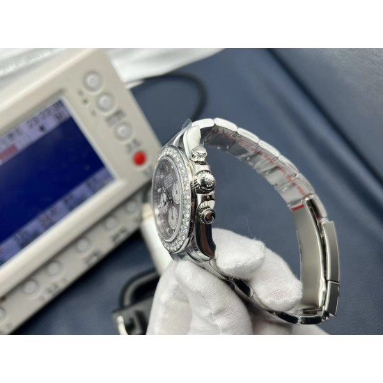 新款!ROLEX 劳力士迪通拿宇宙计型腕表116500LN系列 定制版特别款式,升级方面:1⃣️【直径】直径40MM,厚度12.2MM!接近原装厚度!2⃣️【机芯】搭载迪通拿4131自动上链机械机芯,厚度与正品保持一致,计时功能完美实现!3⃣️【材质】采用与原装一致的904L精钢,表带做工细腻完美!4⃣️【镜片】抗划损蓝宝石水晶玻璃镜面,通透性极佳! 新款!ROLEX 劳力士迪通拿宇宙计型腕表116500LN系列 定制版特别款式,升级方面:1⃣️【直径】直径40MM,厚度12.2MM!接近原装厚度!2⃣️【机芯】搭载迪通拿4131自动上链机械机芯,厚度与正品保持一致,计时功能完美实现!3⃣️【材质】采用与原装一致的904L精钢,表带做工细腻完美!4⃣️【镜片】抗划损蓝宝石水晶玻璃镜面,通透性极佳!