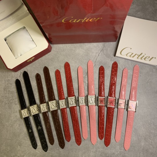实拍【精品升级版】卡地亚超薄坦克Cartier Tank Solo系列,一款百搭 性价比又高的手表 采用瑞士石英机芯,圆珠形表冠,镶嵌一颗凸圆形合成尖晶石,镀银珠光表盘,罗马数字时标,剑形蓝钢指针,蓝宝石水晶镜面,可搭配进口鳄鱼纹牛皮表带,另有多种颜色荔枝纹原版皮为你打造个性化腕间配饰,直径:小号2431mm,中号2734mm。佩戴舒适柔软服帖,上手显得高贵又典雅,很气质很女人独家货源。「认准细节,欢迎质量对比」 实拍【精品升级版】卡地亚超薄坦克Cartier Tank Solo系列,一款百搭 性价比又高的手表 采用瑞士石英机芯,圆珠形表冠,镶嵌一颗凸圆形合成尖晶石,镀银珠光表盘,罗马数字时标,剑形蓝钢指针,蓝宝石水晶镜面,可搭配进口鳄鱼纹牛皮表带,另有多种颜色荔枝纹原版皮为你打造个性化腕间配饰,直径:小号2431mm,中号2734mm。佩戴舒适柔软服帖,上手显得高贵又典雅,很气质很女人独家货源。「认准细节,欢迎质量对比」