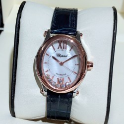实拍 萧邦-ChopardHappy Sport Oval 石英版本腕表精钢表壳制表工艺与优雅美学风格巧妙结合，以此来展示女性魅力和技术性能。玫瑰金真空电镀材质，既优雅又时尚，以圆润柔美的曲线演绎隽永女性魅力。萧邦对象征永恒的椭圆形展现新颖诠释，打造出一款献给女性的臻礼，许下一个象征快乐的诚挚诺言。Happy Spor欢快嬉戏、自由旋转的水钻珠子在两片蓝宝石水晶之间愉悦轻舞。表壳 约30mm珍珠贝壳彩色表盘搭配光泽亮皮纹表带针扣穿戴C表扣。