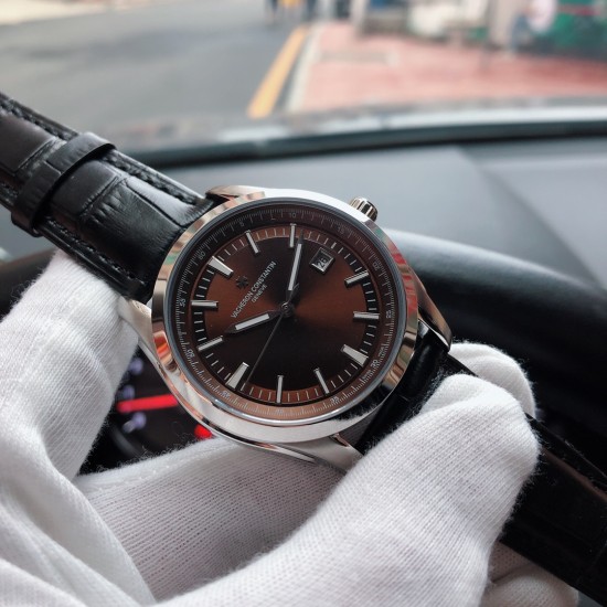江诗丹顿 Vacheron Constantin J21 纵横四海黑骑士系列首发!316L精钢表壳直径为42毫米,蓝宝石水晶玻璃表镜,镂空剑型指针中央填充荧光物料,搭载全自动原装进口机芯〔零返修〕,超强防水-300米/1000英尺,不卑不亢,完美诠释优雅从容与运动美感 三杰精致推荐男士机械腕表 SJ为你精心挑选超真实实物图拍摄 江诗丹顿 Vacheron Constantin J21 纵横四海黑骑士系列首发!316L精钢表壳直径为42毫米,蓝宝石水晶玻璃表镜,镂空剑型指针中央填充荧光物料,搭载全自动原装进口机芯〔零返修〕,超强防水-300米/1000英尺,不卑不亢,完美诠释优雅从容与运动美感 三杰精致推荐男士机械腕表 SJ为你精心挑选超真实实物图拍摄