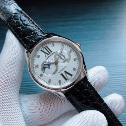 卡地亚 CARTIER R60 首款星辰腕表。此款卡地亚采用A制精钢打造出以直径为42mmx11.5mm，引进最新打磨的进口机芯—型号:8219-23A改装机芯，前所未有的走时精准 与性能稳定统一于一身。不惜成本.得到卡地亚原装的皮带和原装折叠扣。从外观看它不是家族中的显贵，但一定是家族的骄傲、低调而奢华。三杰精致推荐男士机械腕表 SJ为你精心挑选超真实实物图拍摄