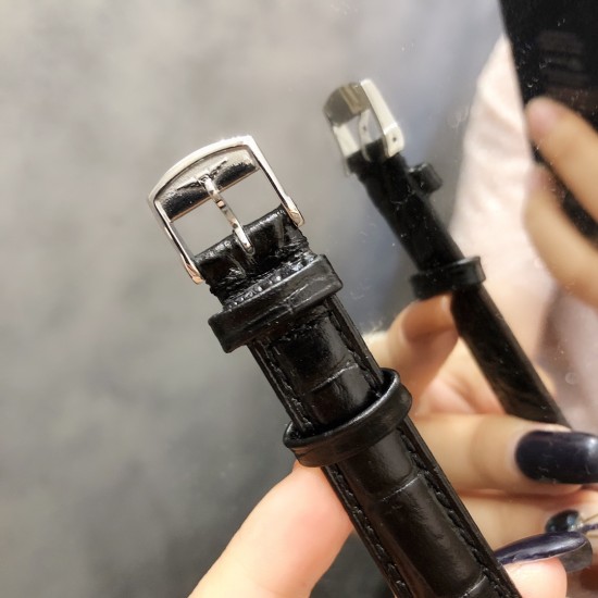 浪琴 黛绰维纳系列 方形 石英女表 精钢材质 牛皮表带 23mm*33mm