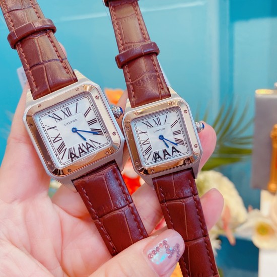 实拍升级版✨卡地亚(Cartier )新款超薄山度士腕表 日内瓦表展新款 Santos-Dumont系列 进口瑞士石英机芯 精钢表壳 圆珠形表冠 镶嵌一颗凸圆形蓝宝石 镀银磨砂表盘 阳光射线纹饰效果 罗马数字时标 剑形蓝钢指针 蓝宝石水晶镜面 大号:42 mm.小号36mm 实拍升级版✨卡地亚(Cartier )新款超薄山度士腕表 日内瓦表展新款 Santos-Dumont系列 进口瑞士石英机芯 精钢表壳 圆珠形表冠 镶嵌一颗凸圆形蓝宝石 镀银磨砂表盘 阳光射线纹饰效果 罗马数字时标 剑形蓝钢指针 蓝宝石水晶镜面 大号:42 mm.小号36mm